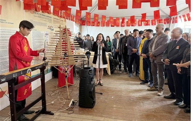 Visitors watch a Vietnamese traditional musical instrument performance at the event. (Photo: VNA) 140925-sk-bao-nd-tai-phap.jpg