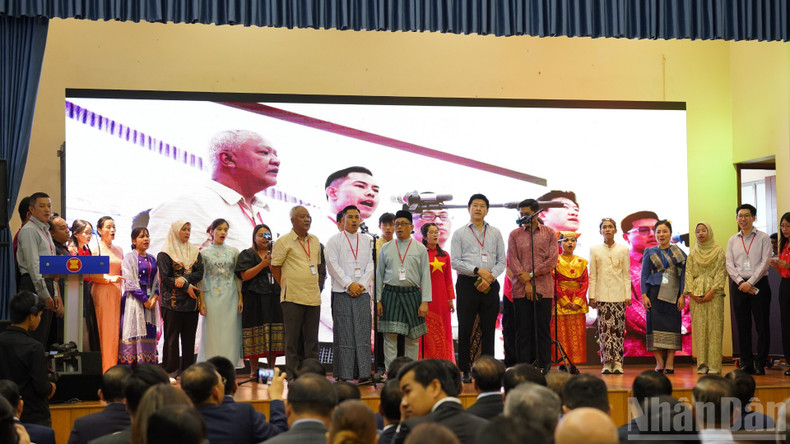 Ambassador Shahharuddin Onn highly appreciates the enthusiastic and active participation of the embassies of ASEAN member countries and Timor Leste in Cambodia, who brought unique performances and distinctive products, contributing to stronger connections and mutual understanding among peoples, while honouring ASEAN community values through cuisine, culture, and local products. (Photo: DINH TRUONG) 140925-asean4.jpg
