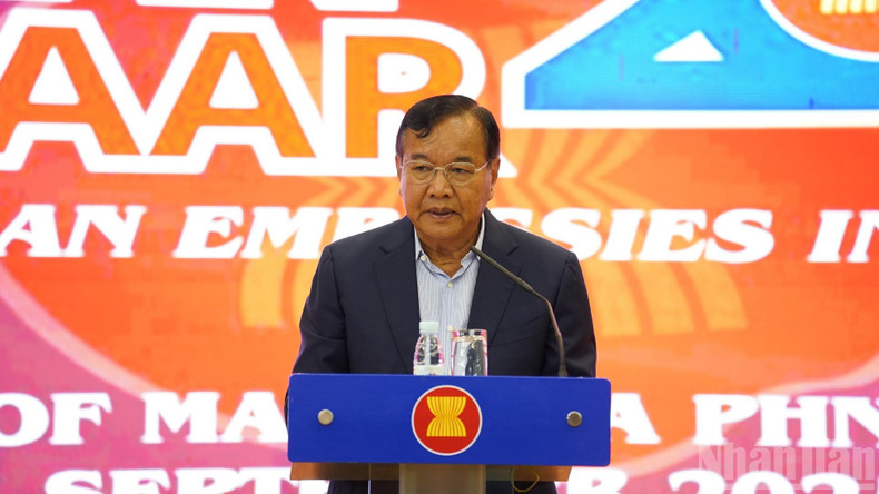Speaking at the event, Cambodian Deputy Prime Minister, Minister of Foreign Affairs and International Cooperation Prak Sokhonn stresses ASEAN Bazaar 2025 is a typical event embodying ASEAN’s unique identity, where culture and cuisine serve as the most natural “diplomats” of each country. Traditional dishes, folk melodies, and handicrafts stand as symbols that transcend linguistic and political boundaries, representing unity in diversity across the region. (Photo: DINH TRUONG) 140925-asean5.jpg