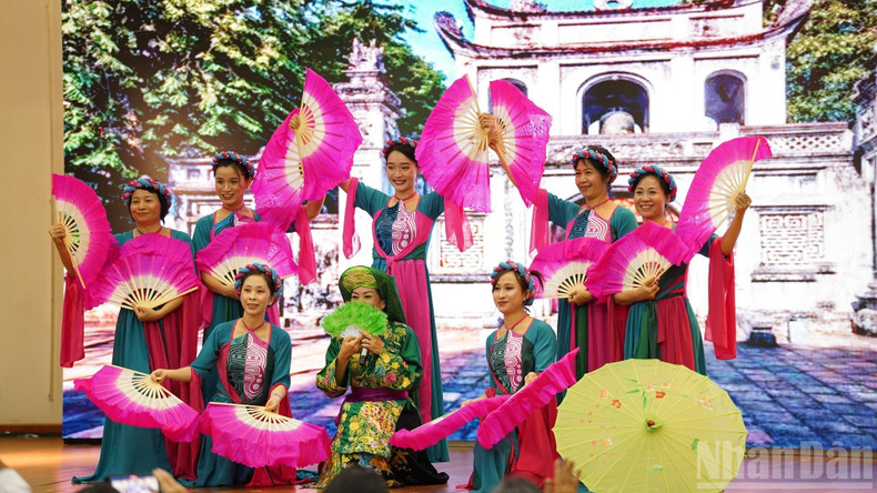 The performance of the dance “Co doi thuong ngan”, prepared after a long period of dedicated rehearsal by female staff members and spouses of Vietnamese diplomats, left a strong impression on the audience, helping ASEAN and international friends gain deeper insights into Viet Nam’s unique “chau van” singing art form. (Photo: DINH TRUONG) 140925-asean10.jpg