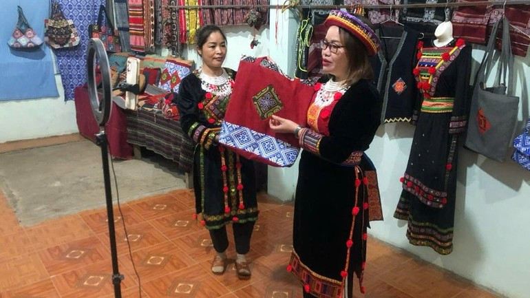 A livestream sales session by a member of Thien An Cooperative, Phu Thong Commune. (Photo: DUONG DIEU) 160925-hat-nhan-lien-ket-3.jpg