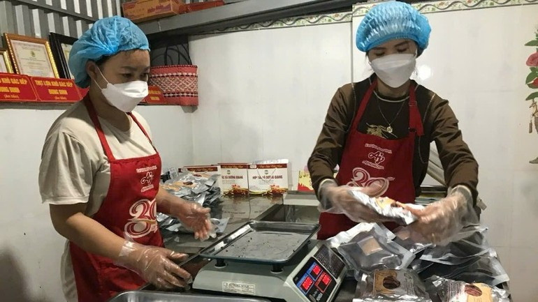 Packaging products at Duong Quang Cooperative, Phong Quang Commune. (Photo: TUAN SON) 160925-hat-nhan-lien-ket-4.jpg