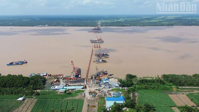 The Dai Ngai 1 Bridge project is being urgently implemented in Luu Nghiep Anh commune, Vinh Long province. 250825-kinh-te-bien-vinh-long-3.jpg