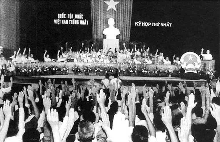 TERM VI (1976–1981) Election held on April 25, 1976. Total number of deputies elected: 492. In the photo: The National Assembly votes to adopt the National Flag, National Emblem and National Anthem at the first session of the reunified National Assembly, June 2, 1976.