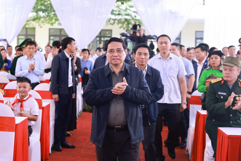 Prime Minister Pham Minh Chinh chairs the groundbreaking ceremony for the construction of inter-level primary and junior secondary boarding schools in land border communes.