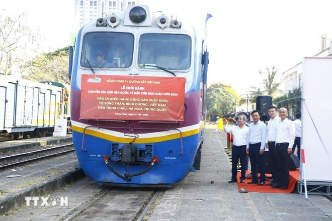 The ceremony marking the departure of the first cross-border train in the Year of the Dragon 2024, transporting agricultural products from Song Than Station in Binh Duong province to Zhengzhou of China's Henan province. (Photo: VNA) 230625-dai-su-pham-thanh-binh-2.jpg