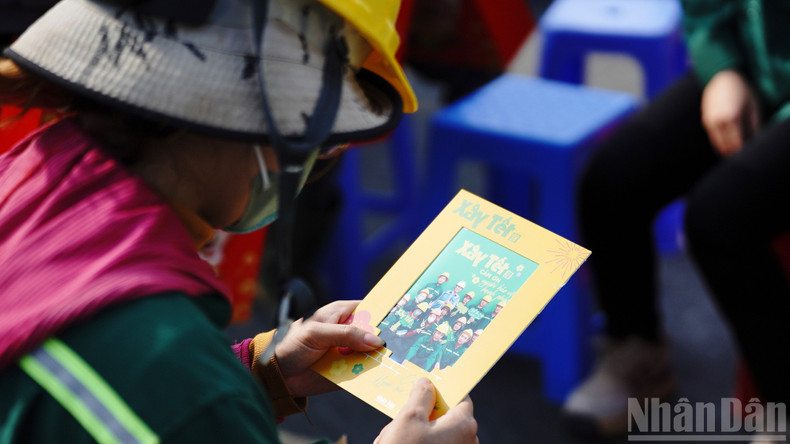 Meaningful commemorative photos for workers at the programme.