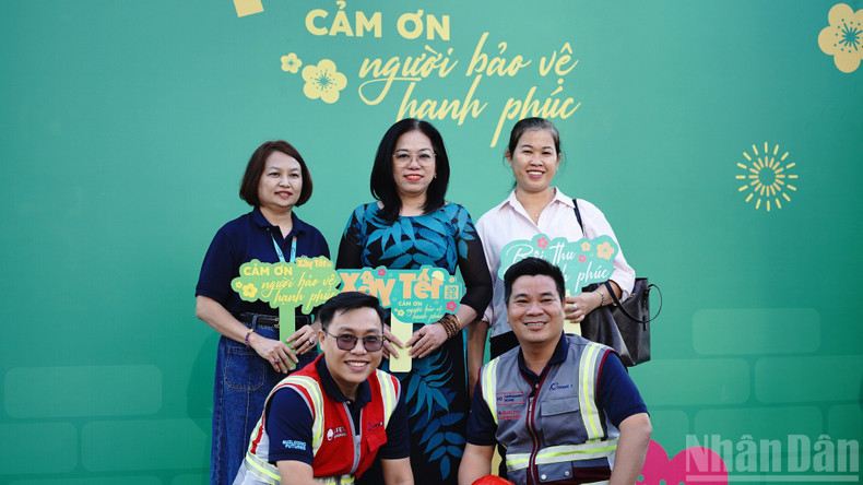 Le Bao Minh Investment Joint Stock Company, a partner of Nhan Dan Newspaper, takes and prints meaningful commemorative photos as gifts for workers at the programme.