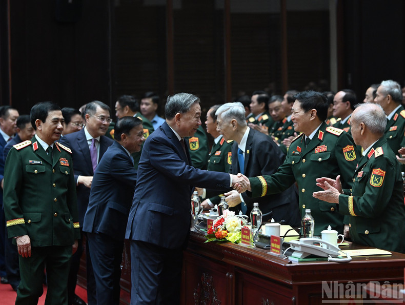 Party General Secretary To Lam with delegates at the ceremony. 060925-tbt-6.jpg