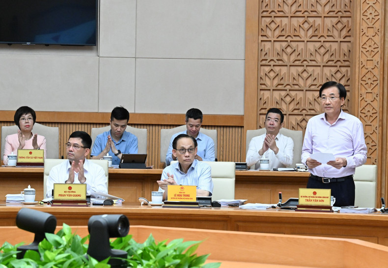 Minister and Chairman of the Government Office Tran Van Son delivers remarks at the meeting. 060925-hop-6.jpg
