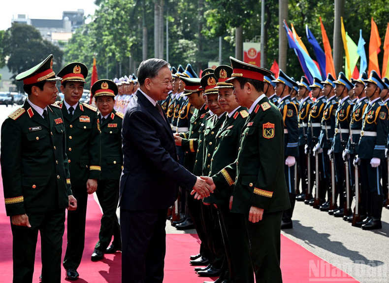 Party General Secretary To Lam with leaders of the Ministry of National Defence and the General Staff of the VPA. 060925-tbt-3.jpg
