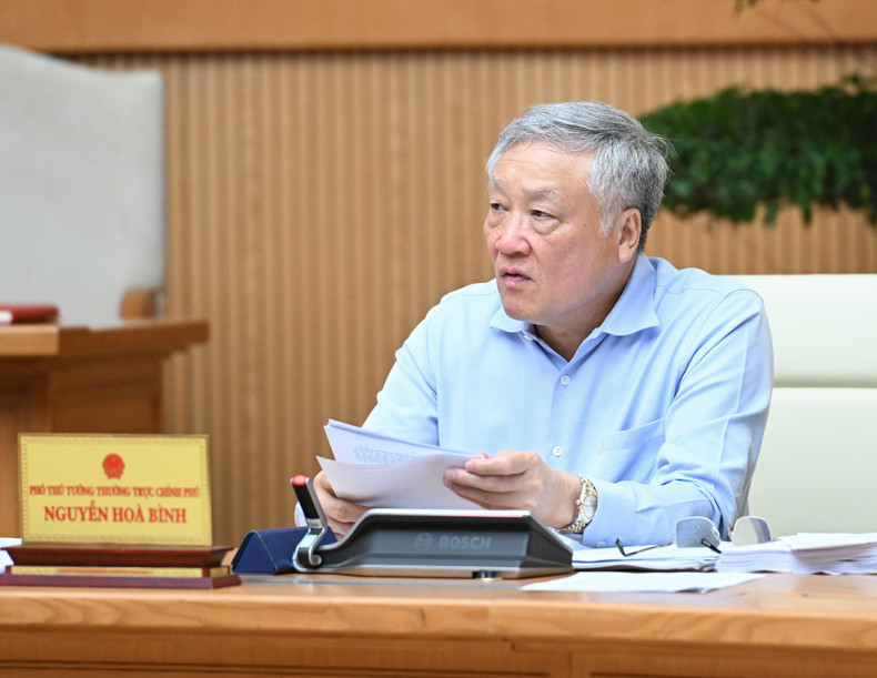 Standing Deputy Prime Minister Nguyen Hoa Binh delivers remarks at the meeting. 060925-hop-4.jpg