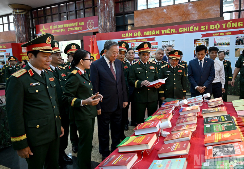 Party General Secretary To Lam and delegates visit the exhibition at the ceremony. 060925-tbt-4.jpg