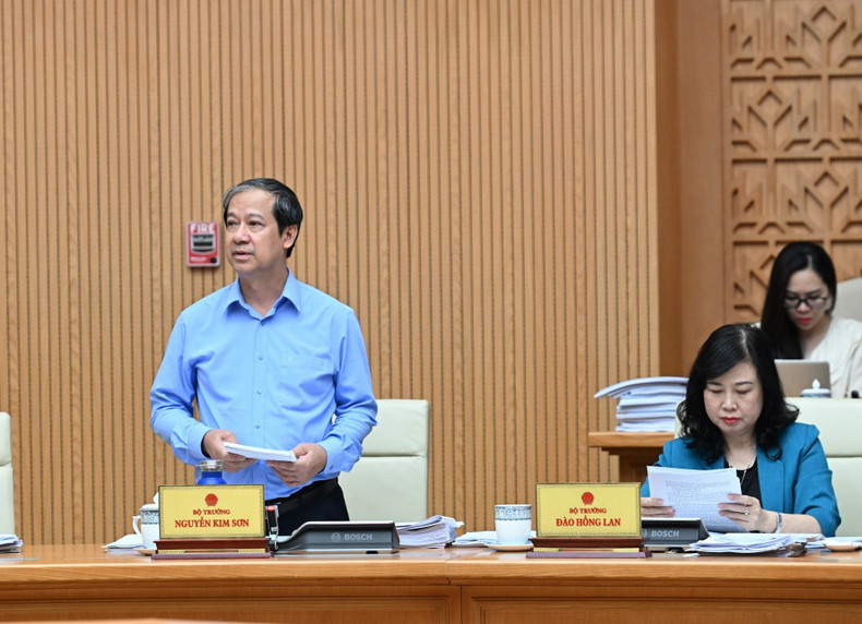 Minister of Education and Training Nguyen Kim Son delivers remarks. 060925-hop-10.jpg