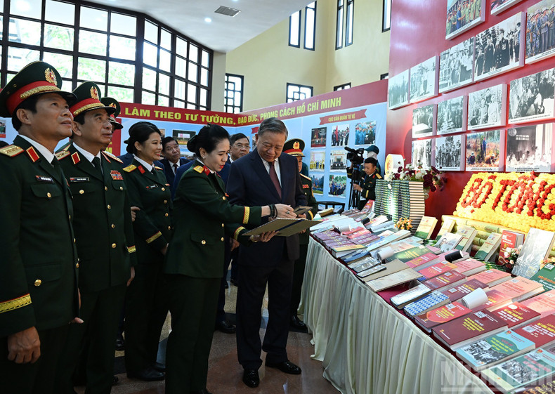Party General Secretary To Lam and delegates visit the exhibition at the ceremony. 060925-tbt-5.jpg