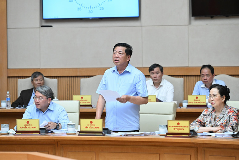 Minister of Construction Tran Hong Minh delivers remarks. 060925-hop-7.jpg