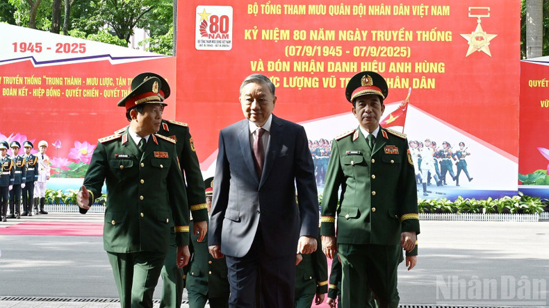 Party General Secretary To Lam attends the ceremony marking the 80th traditional day of the General Staff of the VPA. 060925-tbt-1.jpg