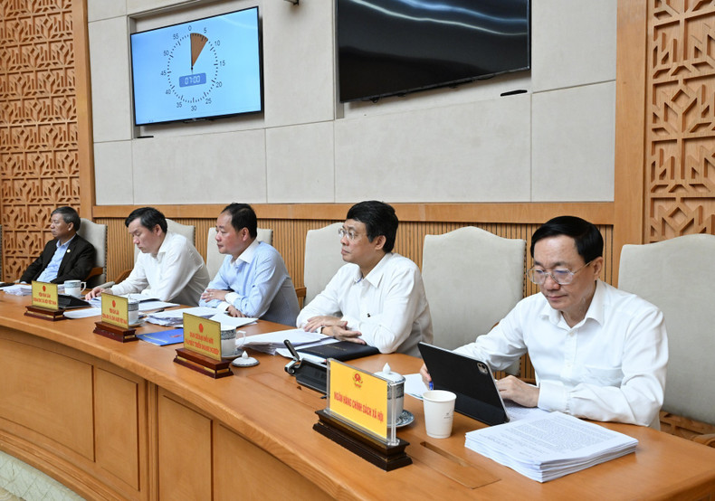 Delegates attend the meeting. 060925-hop-5.jpg