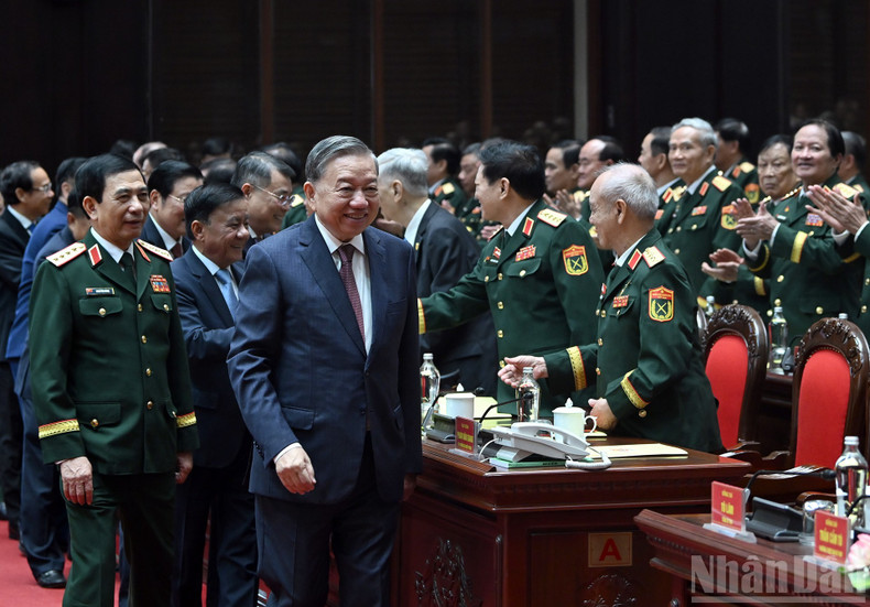 Party General Secretary To Lam together with incumbent and former leaders of the Party and State attend the anniversary ceremony. 060925-tbt-7.jpg