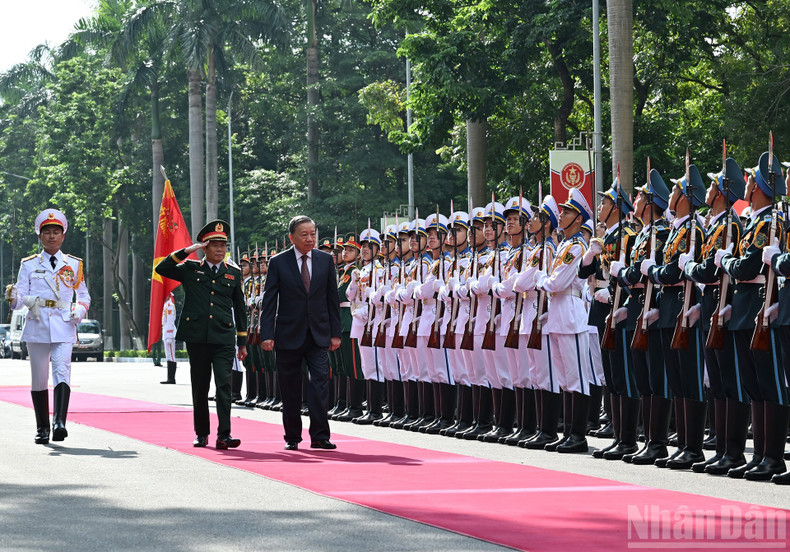 Party General Secretary To Lam inspects the guard of honour at the anniversary ceremony. 060925-tbt-2.jpg