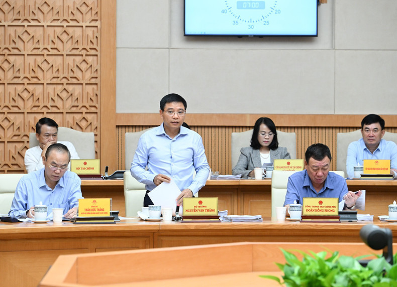 Minister of Finance Nguyen Van Thang delivers remarks. 060925-hop-9.jpg