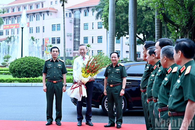 Leaders of the Ministry of National Defence and the General Department of Politics welcome Party General Secretary To Lam. 230725-tbt-lv-tccc-2.jpg