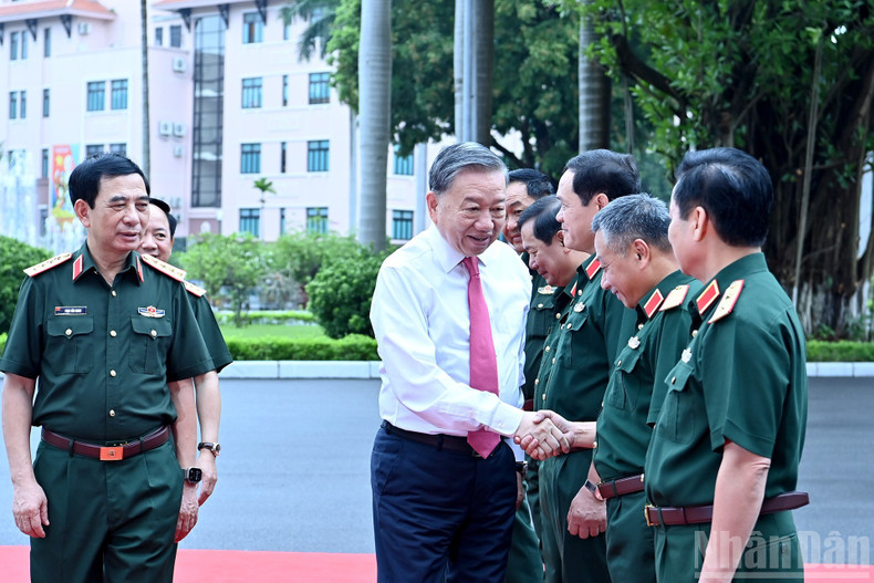 Party General Secretary To Lam with leaders and senior officials of the Ministry of National Defence and the General Department of Politics of the Viet Nam People's Army. 230725-tbt-lv-tccc-3.jpg