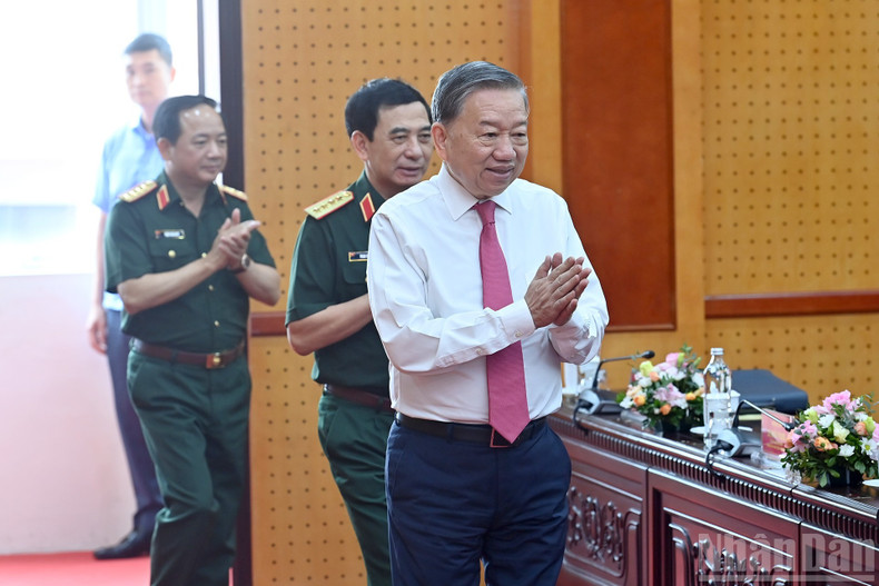 Party General Secretary To Lam with leaders and senior officials of the Ministry of National Defence and the General Department of Politics of the Viet Nam People's Army. 230725-tbt-lv-tccc-4.jpg