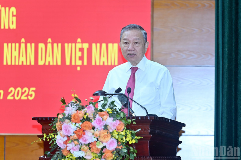 Party General Secretary To Lam delivers a speech at the working session. 230725-tbt-lv-tccc-8.jpg