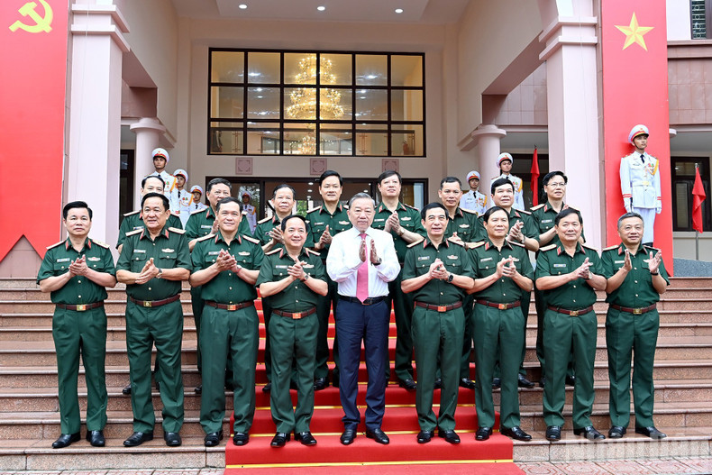 Party General Secretary To Lam with leaders and senior officials of the Ministry of National Defence and the General Department of Politics of the Viet Nam People's Army. 230725-tbt-lv-tccc-11.jpg