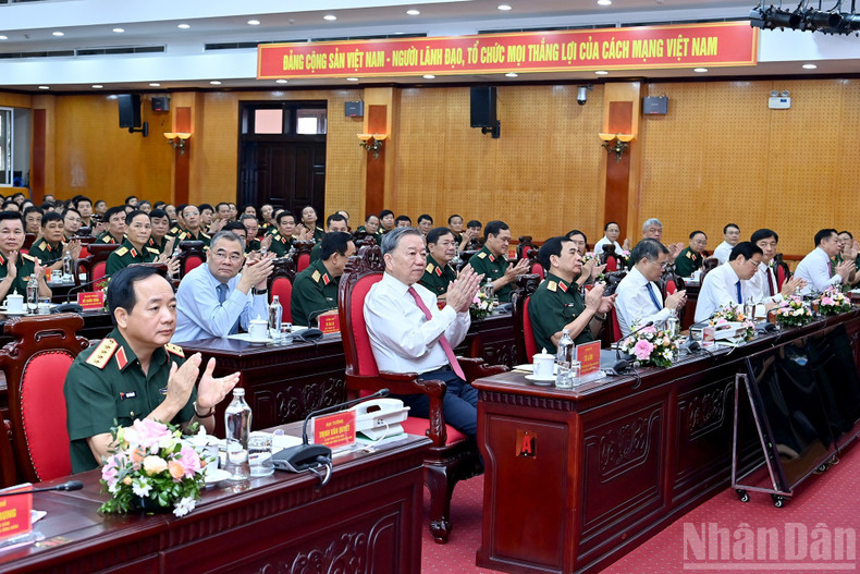 Party General Secretary To Lam attends the working session with leaders of the Party, State, and senior officials of the Ministry of National Defence and the General Department of Politics of the Viet Nam People's Army. 230725-tbt-lv-tccc-6.jpg