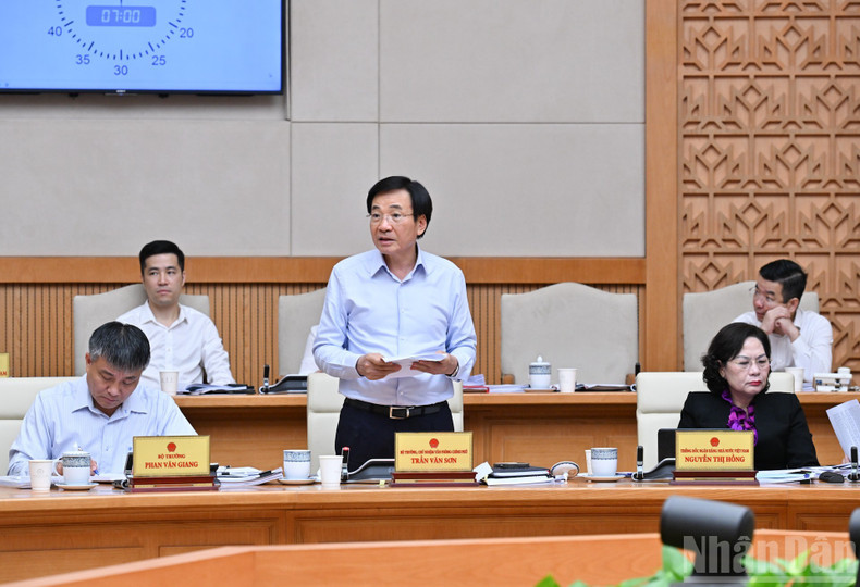 Minister and Chairman of the Government Office Tran Van Son delivers a speech. 230725-xd-luat-5.jpg