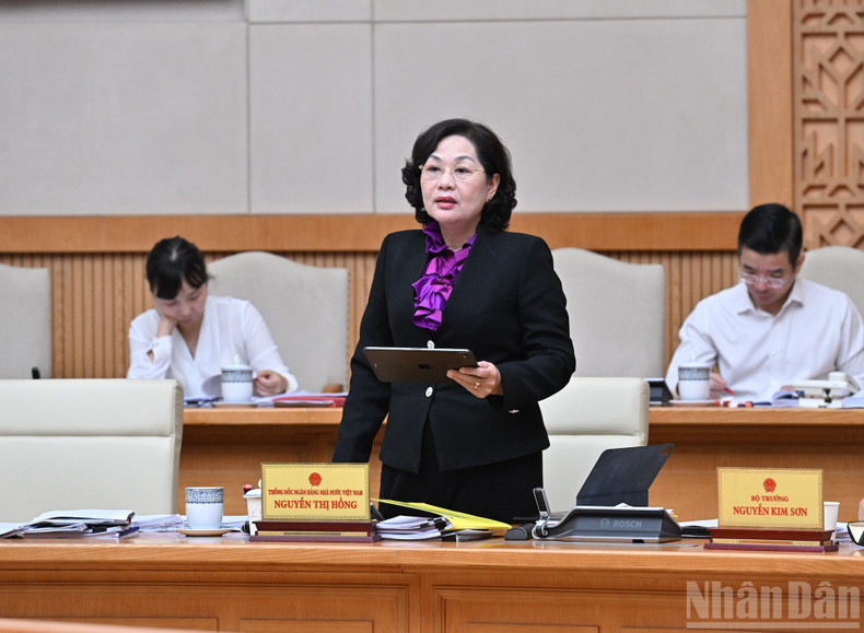 Governor of the State Bank of Viet Nam Nguyen Thi Hong delivers a speech. 230725-xd-luat-4.jpg