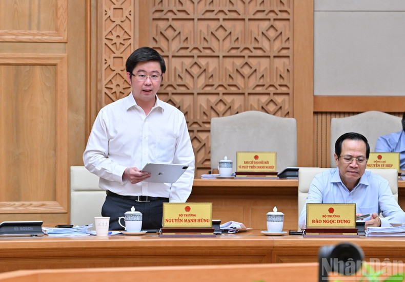 Deputy Minister of Science and Technology Bui Hoang Phuong delivers a speech. 230725-xd-luat-10.jpg
