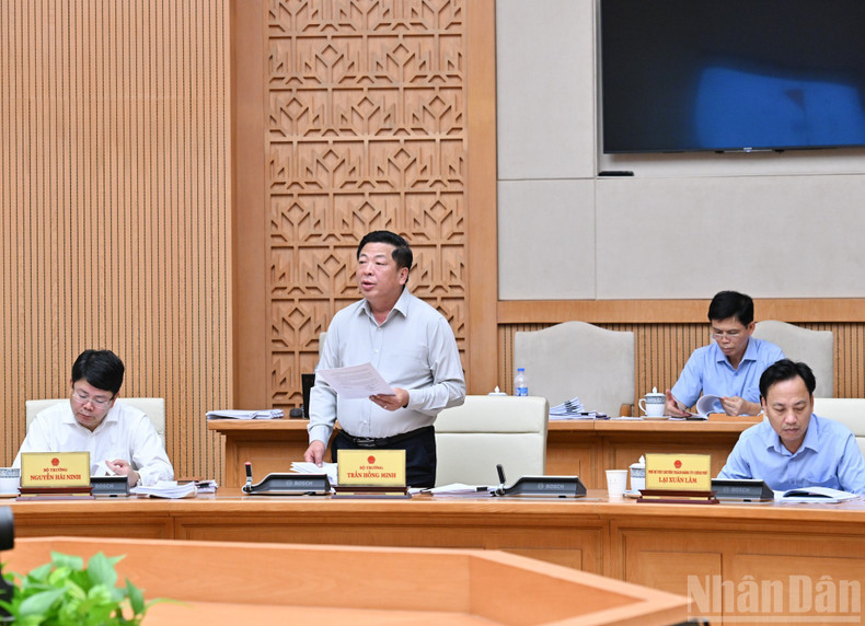Minister of Construction Tran Hong Minh delivers a speech. 230725-xd-luat-11.jpg