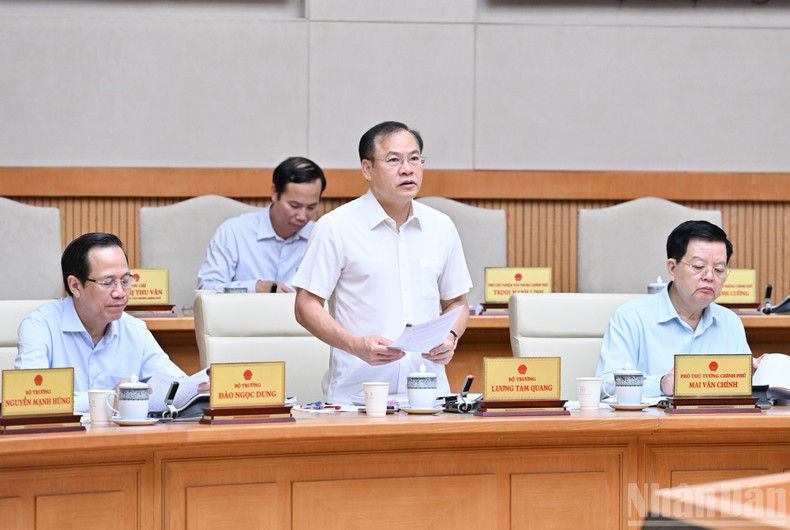 Deputy Minister of Public Security Nguyen Van Long delivers a speech. 230725-xd-luat-9.jpg
