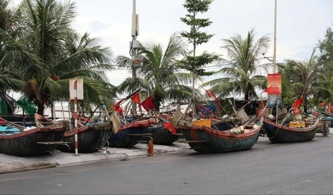 Residents in Sam Son ward, Thanh Hoa province, move boats ashore to avoid the storm. (Photo: VNA) 250825-ngung-du-lich-2-2044.jpg