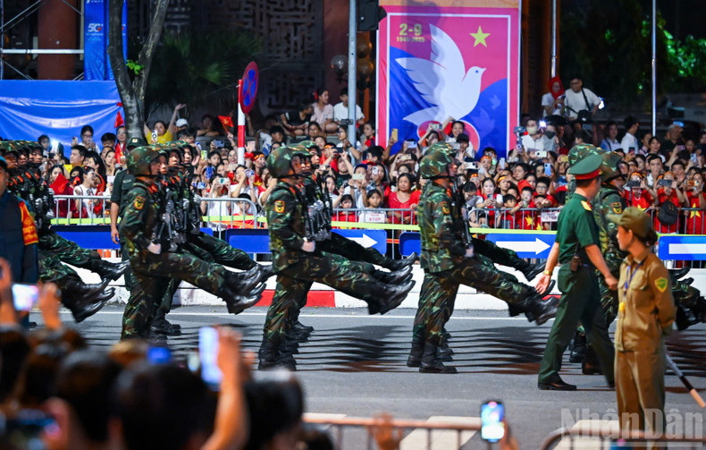 Soldiers’ powerful, synchronised steps echoed through the streets. 250825-tong-5.jpg