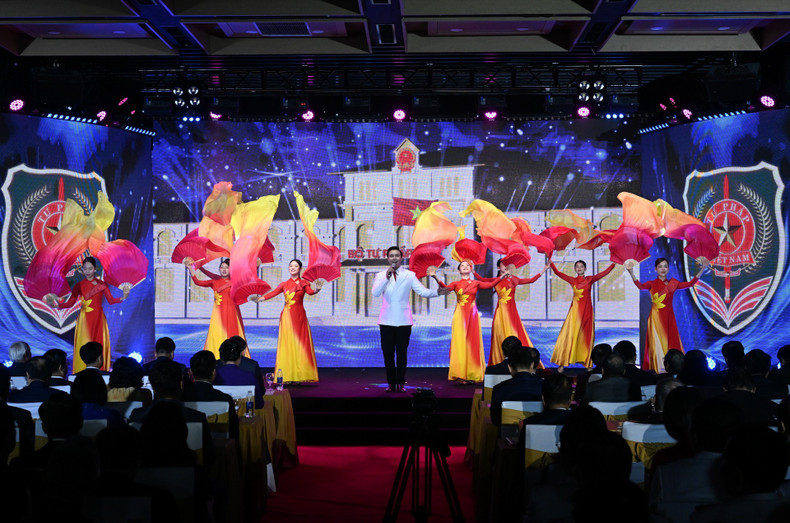 An art performance opens the ceremony. 250825-tt-1.jpg