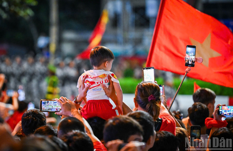 A child joined the joyful, anticipatory atmosphere of the rehearsal as relatives brought them to experience the occasion. 250825-tong-8.jpg