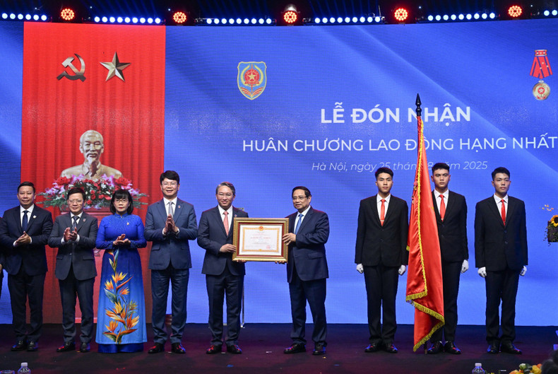 Prime Minister Pham Minh Chinh presents the First-class Labour Order to the Ministry of Justice. 250825-tt-8.jpg