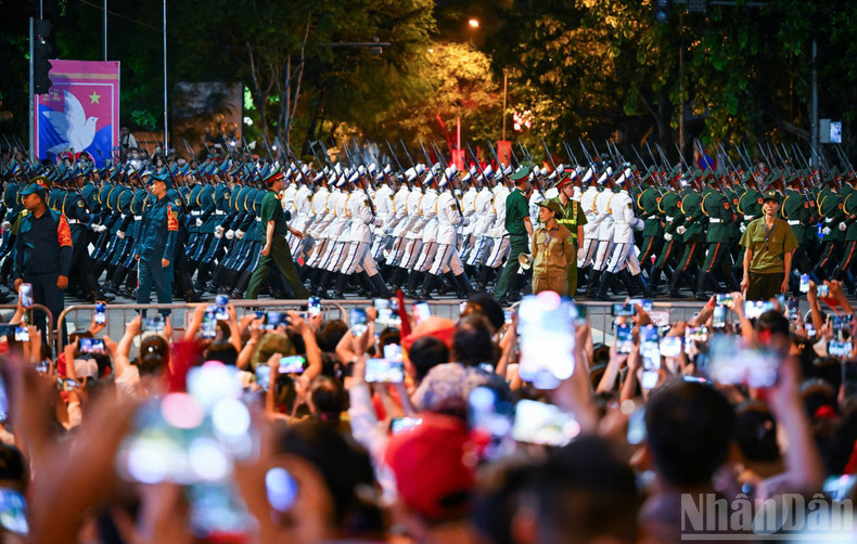The rehearsal involved more than 16,000 officers, soldiers, armed forces personnel, and civilians, with 43 marching formations, 18 standing blocks, and 14 mechanised columns of military and police equipment. 250825-tong-2.jpg