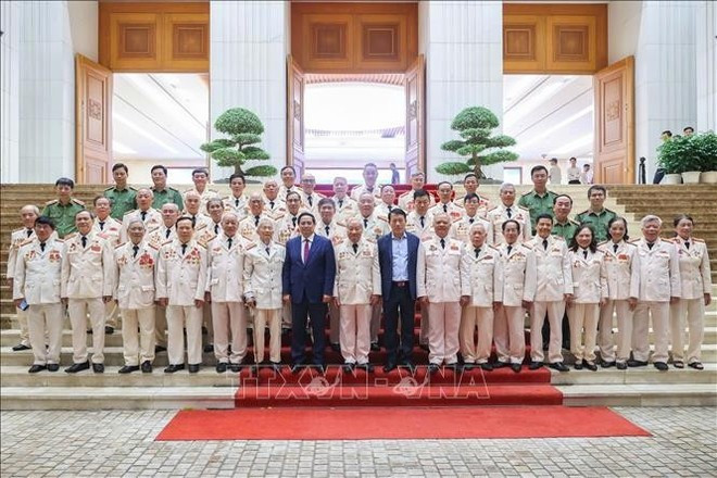 Prime Minister Pham Minh Chinh poses for a photo with the Liaison Committee of public security officers who were dispatched to support the southern battlefield during the war, August 25, 2025. (Photo: VNA) 250825-tt-gap-ctrg-mien-nam.jpg