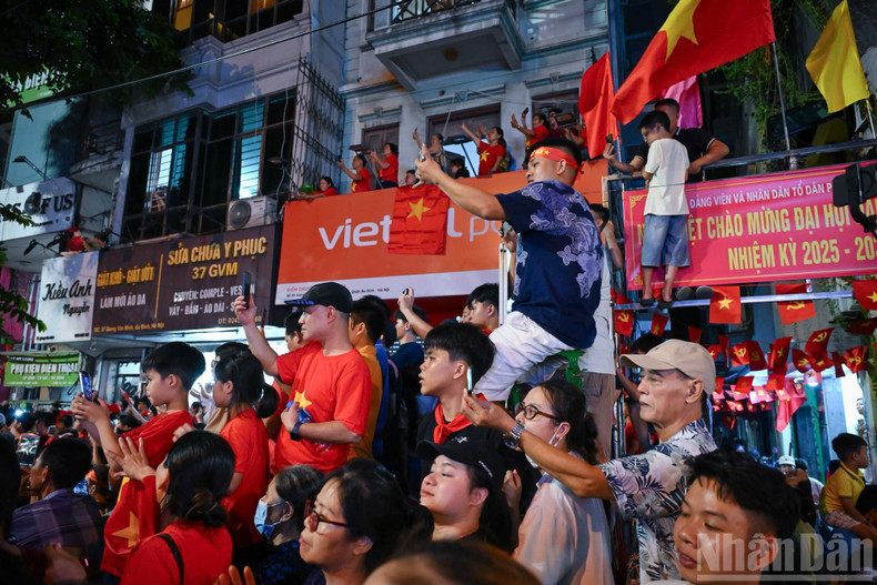 Citizens eagerly recorded the grand display of the armed forces’ parade on their mobile phones. 250825-tong-11.jpg