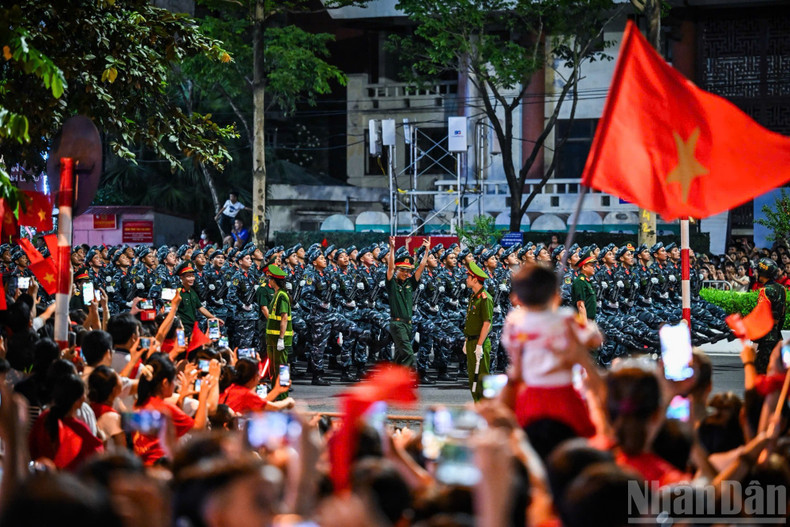 Parade formations of armed forces and civilian contingents were met with warm cheers and applause from the public. 250825-tong-6.jpg