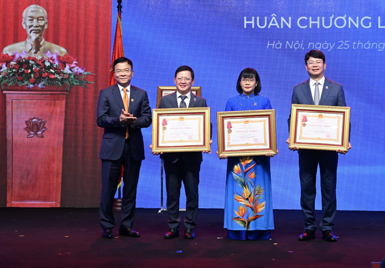 Deputy Prime Minister Le Thanh Long presents the Third-Class Labour Order to collectives and individuals. 250825-tt-7.jpg
