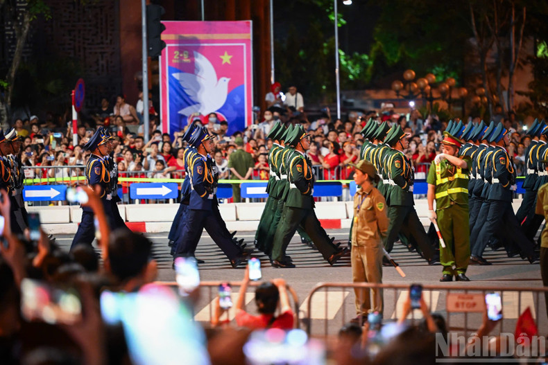 Synchronised steps marked the parade lines. 250825-tong-9.jpg