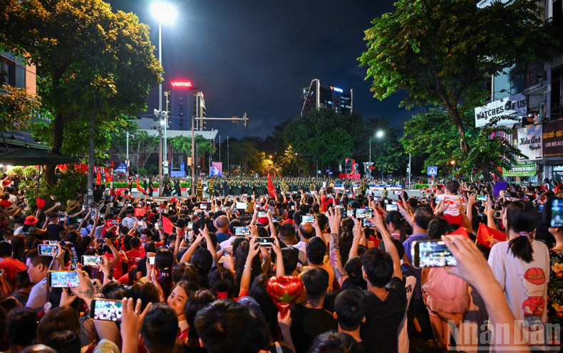 The streets along the parade route were packed with eager spectators awaiting the spectacle. 250825-tong-3.jpg