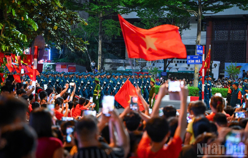 The parade formations of armed forces and civilian contingents marched amid the warm welcome and cheers of spectators lining both sides of the streets. 250825-tong-10.jpg