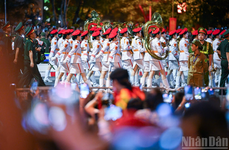 Female musicians of the Military Band looked graceful as they marched in formation. 250825-tong-4.jpg